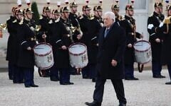 Le dirigeant de l'Autorité palestinienne, Mahmoud Abbas, arrivant pour rencontrer le président français Emmanuel Macron, à l'Élysée, à Paris, le 11 novembre 2025. (Crédit : Ludovic Marin/AFP)