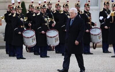 Le dirigeant de l'Autorité palestinienne, Mahmoud Abbas, arrivant pour rencontrer le président français Emmanuel Macron, à l'Élysée, à Paris, le 11 novembre 2025. (Crédit : Ludovic Marin/AFP)