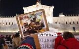 Un manifestant brandit une pancarte lors d'une manifestation organisée par l'Union des étudiants juifs autrichiens devant le Parlement à Vienne, le 11 novembre 2025, contre un événement nommé d'après Franz Dinghofer, vice-chancelier autrichien dans les années 1920. (Crédit : Joe Klamar/AFP)