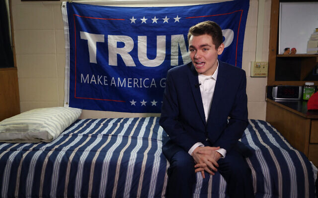 Nick Fuentes, étudiant conservateur et partisan du président américain Donald Trump, répond à une question lors d'une interview avec l'Agence France-Presse à Boston, dans le Massachusetts, le 9 mai 2017. (Crédit : William EDWARDS / AFP) Nick Fuentes, étudiant conservateur et partisan du président américain Donald Trump, répond à une question lors d'une interview avec l'Agence France-Presse à Boston, dans le Massachusetts, le 9 mai 2017. (Crédit : William EDWARDS / AFP)