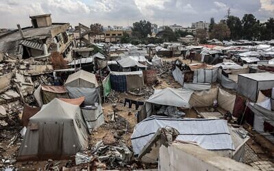 Une photographie montre un camp de déplacés à Gaza-City, le 14 novembre 2025. (Crédit : Omar AL-QATTAA / AFP) Une photographie montre un camp de déplacés à Gaza-City, le 14 novembre 2025. (Crédit : Omar AL-QATTAA / AFP)