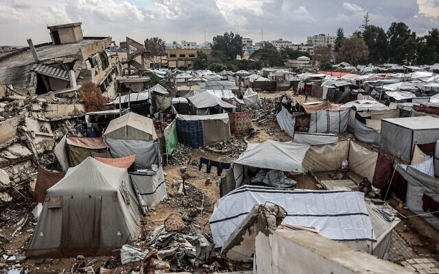 Une photographie montre un camp de déplacés à Gaza-City, le 14 novembre 2025. (Crédit : Omar AL-QATTAA / AFP)