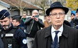 Le président de l'AMDP (Association pour la défense de la mémoire du maréchal Pétain), Jacques Boncompain (à droite), observant les lieux après une manifestation devant l'église Saint-Jean-Baptiste, où s'est déroulée une cérémonie religieuse « en hommage au maréchal Pétain et à ses soldats », organisée par l'ADMP, à Verdun, dans le nord-est de la France, le 15 novembre 2025. (Crédit : Jean-Christophe Verhaegen/AFP)