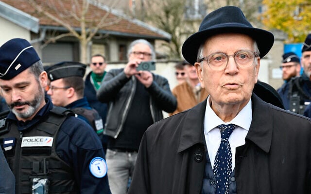 Le président de l'AMDP (Association pour la défense de la mémoire du maréchal Pétain), Jacques Boncompain (à droite), observant les lieux après une manifestation devant l'église Saint-Jean-Baptiste, où s'est déroulée une cérémonie religieuse « en hommage au maréchal Pétain et à ses soldats », organisée par l'ADMP, à Verdun, dans le nord-est de la France, le 15 novembre 2025. (Crédit : Jean-Christophe Verhaegen/AFP)