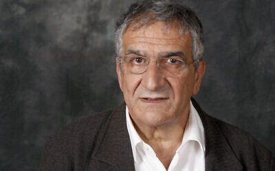 ) Xavier Emmanuelli, alors président du Samu social, le service médical d'urgence pour les personnes sans domicile fixe, le 4 avril 2008 lors de la Cité de la Réussite à Paris. (Crédit : Catherine GUGELMANN / AFP)