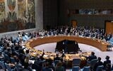 Les membres du Conseil de sécurité de l'ONU levant la main pour voter en faveur d'un projet de résolution visant à autoriser la mise en place d'une Force internationale de stabilisation à Gaza, au siège de l'ONU à New York, le 17 novembre 2025. (Crédit : Adam Gray/Getty Images/AFP)