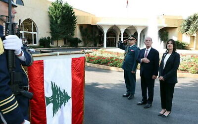 Une photo diffusée par le service de presse de la présidence libanaise donne à voir Michel Issa, nouvel ambassadeur des Etats-Unis au Liban, au palais présidentiel de Baabda, à l'est de Beyrouth, le 17 novembre 2025. (DOCUMENT / Présidence libanaise / AFP)