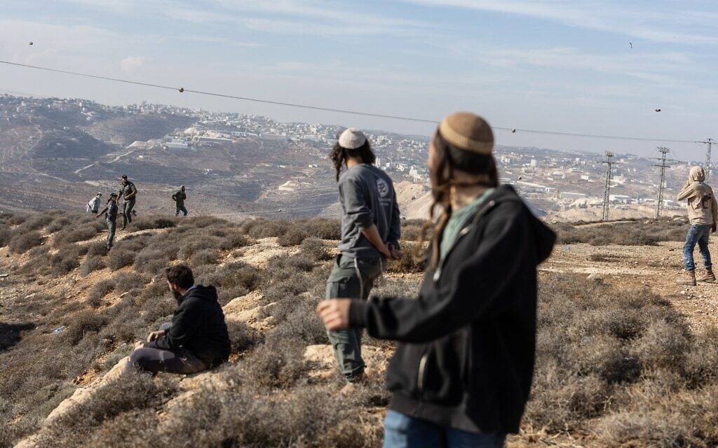 Illustration : Des soldats israéliens affrontant des membres du groupe « Jeunes des Collines » alors qu’ils évacuent et démolissent un avant-poste illégal construit près de l’implantation de Metzad, à l’est de la ville palestinienne de Sair, dans le sud de la Cisjordanie, le 17 novembre 2025. (Crédit : Menahem Kahana/AFP)