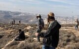 Illustration : Les forces de sécurité israéliennes affrontant les « jeunes des collines » alors qu'elles évacuent et détruisent un avant-poste illégal érigé près de l'implantation de Metzad, à l'est de SaIr, dans le sud de la Cisjordanie, le 17 novembre 2025. (Crédit : Menahem Kahana/AFP)