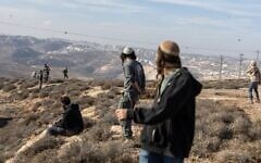 Illustration : Des soldats israéliens affrontant des membres du groupe « Jeunes des Collines » alors qu’ils évacuent et démolissent un avant-poste illégal construit près de l’implantation de Metzad, à l’est de la ville palestinienne de Sair, dans le sud de la Cisjordanie, le 17 novembre 2025. (Crédit : Menahem Kahana/AFP)