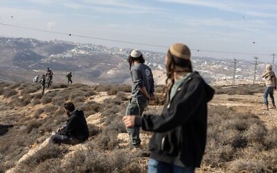 Illustration : Des soldats israéliens affrontant des membres du groupe « Jeunes des Collines » alors qu’ils évacuent et démolissent un avant-poste illégal construit près de l’implantation de Metzad, à l’est de la ville palestinienne de Sair, dans le sud de la Cisjordanie, le 17 novembre 2025. (Crédit : Menahem Kahana/AFP)