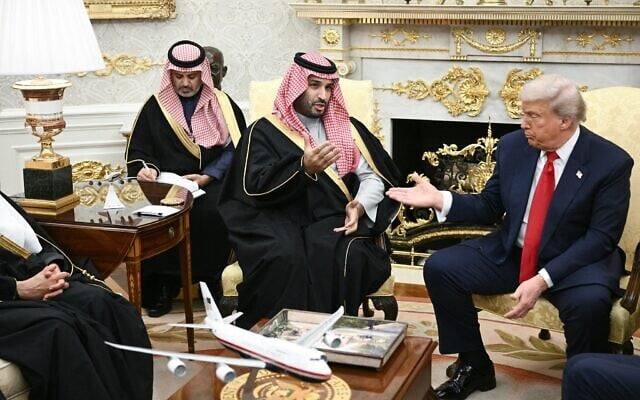 Le président américain Donald Trump (à droite) et le prince héritier d'Arabie saoudite Mohammed ben Salmane, dans le Bureau ovale, à la Maison Blanche, à Washington, le 18 novembre 2025. (Crédit : Brendan Smialowski/AFP)