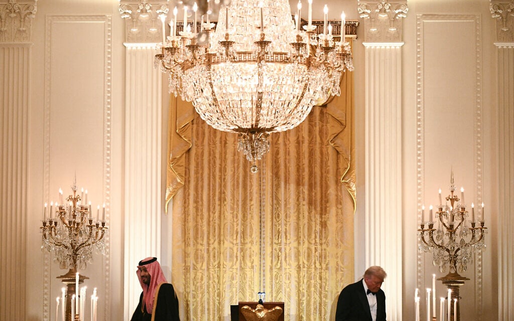 Le président américain Donald Trump (à droite) et le prince héritier et Premier ministre du Royaume d'Arabie saoudite Mohammed ben Salmane (à gauche) après avoir pris la parole lors d'un dîner officiel dans la salle Est de la Maison Blanche à Washington, DC, le 18 novembre 2025. (Crédit : Brendan SMIALOWSKI / AFP)