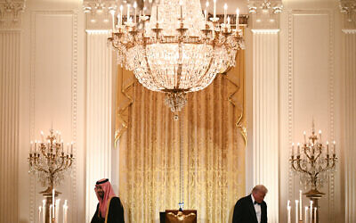 Le président américain Donald Trump (à droite) et le prince héritier et Premier ministre du Royaume d'Arabie saoudite Mohammed ben Salmane (à gauche) après avoir pris la parole lors d'un dîner officiel dans la salle Est de la Maison Blanche à Washington, DC, le 18 novembre 2025. (Crédit : Brendan SMIALOWSKI / AFP)