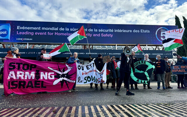 Manifestation de collectifs anti-Israël au salon Milipol Paris, à Villepinte (Seine-Saint-Denis), le 19 novembre 2025. (Crédit : Guillaume BONNET / AFP)