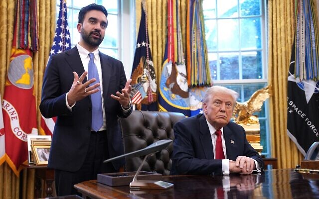 Le président américain Donald Trump rencontre le maire élu de New York, Zohran Mamdani (à gauche), dans le bureau ovale de la Maison Blanche, le 21 novembre 2025, à Washington, DC. (Crédit : Andrew Harnik/Getty Images/AFP)