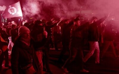 Des manifestants font le salut fasciste lors d'une manifestation organisée par le parti fasciste Falange Espanola de las JONS à Madrid, le 21 novembre 2025, à l'occasion du 50e anniversaire de la mort du dictateur espagnol Francisco Franco. (Thomas COEX/AFP)