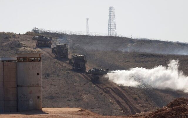 Des véhicules militaires israéliens patrouillant près de la barrière frontalière séparant le nord d'Israël du sud du Liban, le 23 novembre 2025. (Crédit : Jalaa Marey/AFP)