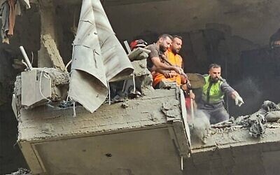 Des secouristes recherchent des survivants sur les lieux d'une frappe aérienne israélienne contre un immeuble résidentiel dans la banlieue sud de Beyrouth, le 23 novembre 2025. (Crédit : AFP)