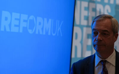Le leader du parti Reform UK, Nigel Farage, quitte les lieux après avoir assisté à une conférence de presse à Londres le 26 novembre 2025. (Crédit : CARLOS JASSO / AFP)