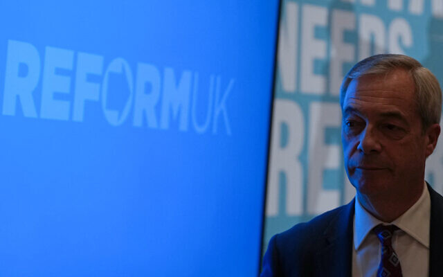 Le leader du parti Reform UK, Nigel Farage, quitte les lieux après avoir assisté à une conférence de presse à Londres le 26 novembre 2025. (Crédit : CARLOS JASSO / AFP)
