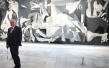 Le président allemand Frank-Walter Steinmeier devant « Guernica » de Picasso, au musée Reina Sofía de Madrid, le 26 novembre 2025. (Crédit : Thomas COEX / AFP)