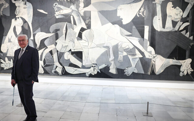 Le président allemand Frank-Walter Steinmeier devant « Guernica » de Picasso, au musée Reina Sofía de Madrid, le 26 novembre 2025. (Crédit : Thomas COEX / AFP)