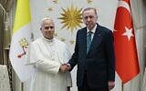 Le président turc Recep Tayyip Erdogan (à droite) serre la main du pape Léon XIV lors d'une cérémonie officielle d'accueil au complexe présidentiel d'Ankara, le 27 novembre 2025. (Crédit : SERVICE DE PRESSE PRÉSIDENTIEL TURC / AFP)