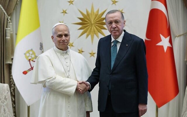 Le président turc Recep Tayyip Erdogan (à droite) serre la main du pape Léon XIV lors d'une cérémonie officielle d'accueil au complexe présidentiel d'Ankara, le 27 novembre 2025. (Crédit : SERVICE DE PRESSE PRÉSIDENTIEL TURC / AFP)