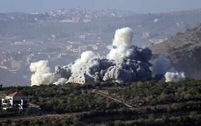 De la fumée s'élève du site d'une frappe aérienne israélienne dans le village d'El Mahmoudiyeh, dans le sud du Liban, le 27 novembre 2025. (Crédit : Rabih DAHER / AFP)