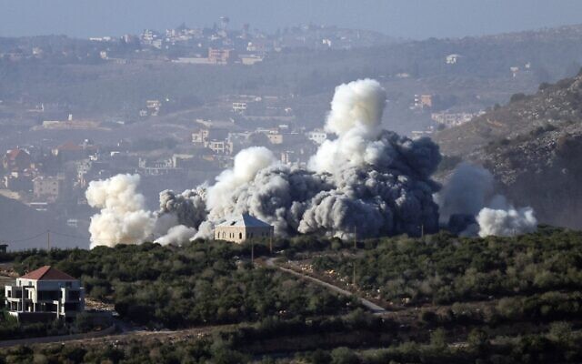 De la fumée s'élève du site d'une frappe aérienne israélienne dans le village d'El Mahmoudiyeh, dans le sud du Liban, le 27 novembre 2025. (Crédit : Rabih DAHER / AFP)