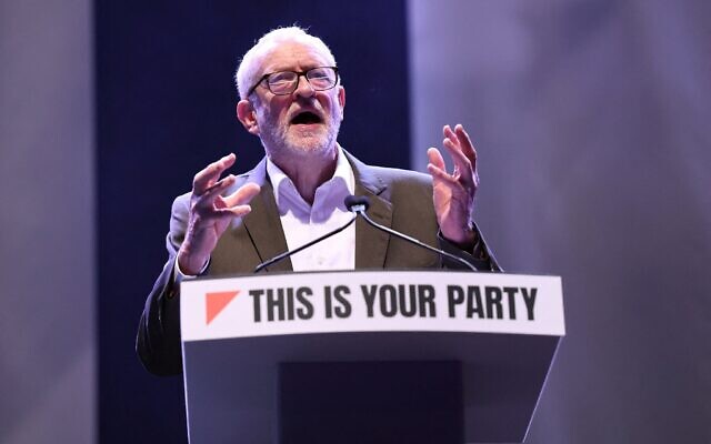 L'ancien chef du Parti travailliste et cofondateur de "Your Party", Jeremy Corbyn, prononce un discours lors de la première journée de la conférence fondatrice de Your Party à Liverpool, dans le nord-ouest de l'Angleterre, le 29 novembre 2025. (Crédit : Darren Staples / AFP)