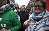 Le fondateur du parti français de gauche La France Insoumise (LFI), Jean-Luc Mélenchon (au centre), participe à une manifestation de solidarité avec les Palestiniens à Paris, le 29 novembre 2025. (Crédit :  JULIEN DE ROSA / AFP)