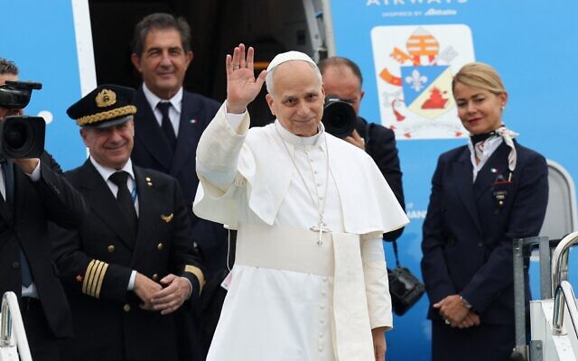 Le pape Léon XIV salue de la main alors qu'il quitte la Turquie, à l'aéroport Atatürk d'Istanbul, le 30 novembre 2025. (Crédit : BERK OZKAN / AFP)