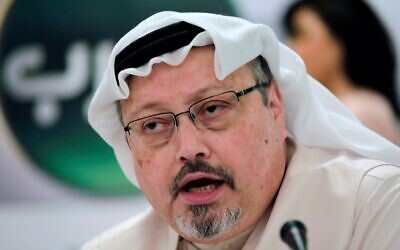 Le journaliste saoudien Jamal Khashoggi s'exprimant lors d'une conférence de presse, à Manama, Bahreïn, le 15 décembre 2014. (Crédit : Hasan Jamali/AP Photo)