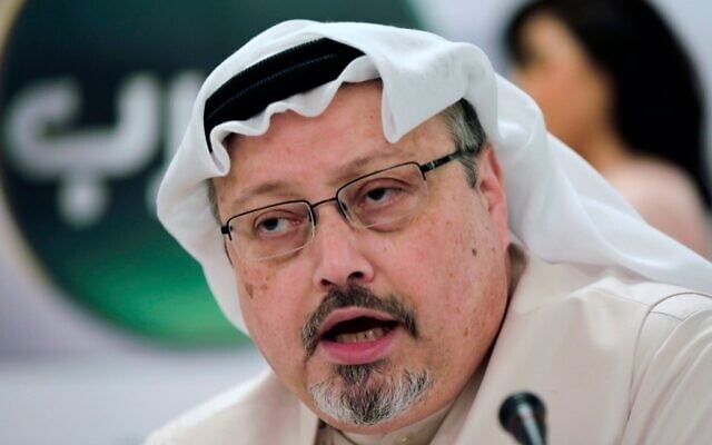 Le journaliste saoudien Jamal Khashoggi s'exprimant lors d'une conférence de presse, à Manama, Bahreïn, le 15 décembre 2014. (Crédit : Hasan Jamali/AP Photo) Le journaliste saoudien Jamal Khashoggi s'exprimant lors d'une conférence de presse, à Manama, Bahreïn, le 15 décembre 2014. (Crédit : Hasan Jamali/AP Photo)