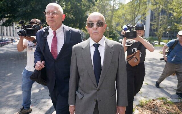 Joe Lewis, fondateur de Tavistock, quitte le tribunal fédéral de Manhattan, le 26 juillet 2023, à New York. (Crédit : AP Photo/Mary Altaffer)