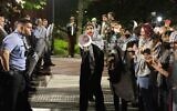 Des manifestants anti-Israël et la police de Philadelphie s'affrontent le long de la 34e rue à l'université de Pennsylvanie, le 17 mai 2024. (Crédit : Charles Fox/The Philadelphia Inquirer via AP)