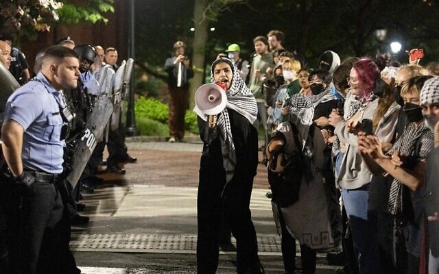 Des manifestants anti-Israël et la police de Philadelphie s'affrontent le long de la 34e rue à l'université de Pennsylvanie, le 17 mai 2024. (Crédit : Charles Fox/The Philadelphia Inquirer via AP)