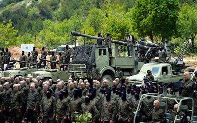 Des terroristes du Hezbollah s'entraînent dans le village d'Aaramta, dans le district de Jezzine, au sud du Liban, le 21 mai 2023. (Crédit : AP/Hassan Ammar/Fichier)