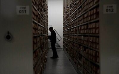 Un membre du personnel parcourt les archives au Moshal Shoah Legacy Campus et David and Fela Shapell Family Collections Center, à Yad Vashem à Jérusalem, le 8 juillet 2024. (Crédit : AP Photo/Maya Alleruzzo)