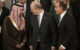 Le Premier ministre de l’Autorité palestinienne, Mohammed Mustafa, au centre, et le ministre égyptien des Affaires étrangères, Badr Abdelatty, à droite, conversent avec le ministre saoudien des Affaires étrangères, Faisal bin Farhan Al-Saud, lors de la Conférence ministérielle du Caire pour renforcer la réponse humanitaire à Gaza, au Caire, en Égypte, lundi 2 décembre 2024. (AP Photo/Amr Nabil)