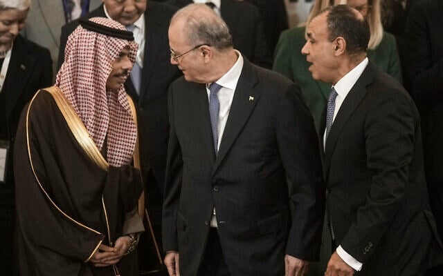 Le Premier ministre de l’Autorité palestinienne, Mohammed Mustafa, au centre, et le ministre égyptien des Affaires étrangères, Badr Abdelatty, à droite, conversent avec le ministre saoudien des Affaires étrangères, Faisal bin Farhan Al-Saud, lors de la Conférence ministérielle du Caire pour renforcer la réponse humanitaire à Gaza, au Caire, en Égypte, lundi 2 décembre 2024. (AP Photo/Amr Nabil) Le Premier ministre de l’Autorité palestinienne, Mohammed Mustafa, au centre, et le ministre égyptien des Affaires étrangères, Badr Abdelatty, à droite, conversent avec le ministre saoudien des Affaires étrangères, Faisal bin Farhan Al-Saud, lors de la Conférence ministérielle du Caire pour renforcer la réponse humanitaire à Gaza, au Caire, en Égypte, lundi 2 décembre 2024. (AP Photo/Amr Nabil)