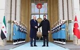 Le président turc Recep Tayyip Erdogan, au centre à gauche, serre la main du président par intérim syrien Ahmad al-Sharaa lors d'une cérémonie officielle de bienvenue avant leur rencontre au palais présidentiel à Ankara, en Turquie, le 4 février 2025. (Crédit : Présidence turque via AP)