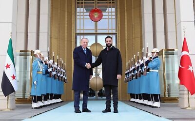 Le président turc Recep Tayyip Erdogan, au centre à gauche, serre la main du président par intérim syrien Ahmad al-Sharaa lors d'une cérémonie officielle de bienvenue avant leur rencontre au palais présidentiel à Ankara, en Turquie, le 4 février 2025. (Crédit : Présidence turque via AP)