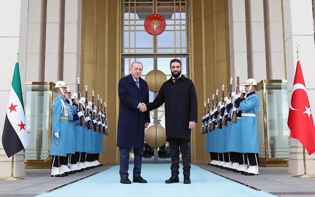 Le président turc Recep Tayyip Erdogan, au centre à gauche, serre la main du président par intérim syrien Ahmad al-Sharaa lors d'une cérémonie officielle de bienvenue avant leur rencontre au palais présidentiel à Ankara, en Turquie, le 4 février 2025. (Crédit : Présidence turque via AP)