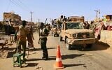 Des soldats arrivant au marché d'Allafah, dans une zone récemment reprise par l'armée soudanaise au groupe paramilitaire des Forces de soutien rapide, dans le district d'Al Kalalah, à 40 km au sud de Khartoum, au Soudan, le 27 mars 2025. (Crédit : AP)