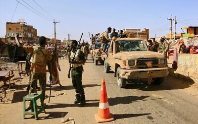 Des soldats arrivant au marché d'Allafah, dans une zone récemment reprise par l'armée soudanaise au groupe paramilitaire des Forces de soutien rapide, dans le district d'Al Kalalah, à 40 km au sud de Khartoum, au Soudan, le 27 mars 2025. (Crédit : AP)