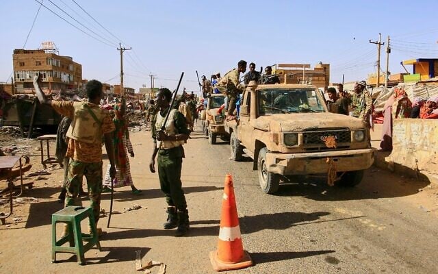 Des soldats arrivant au marché d'Allafah, dans une zone récemment reprise par l'armée soudanaise au groupe paramilitaire des Forces de soutien rapide, dans le district d'Al Kalalah, à 40 km au sud de Khartoum, au Soudan, le 27 mars 2025. (Crédit : AP)