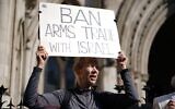 Des manifestants anti-Israël réunis devant la Cour royale de justice, où l'organisation Al-Haq a engagé une action en justice contre le département des Affaires économiques et commerciales pour plusieurs décisions,  à Londres, le 13 mai 2025. (Crédit : Ben Whitley/PA via AP)